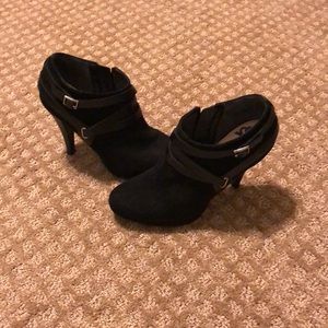 Oh so cute black booties